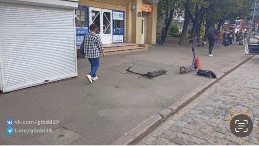 На улице Баранова столкнулись 2 электросамоката. В каком состоянии водители (ВИДЕО)