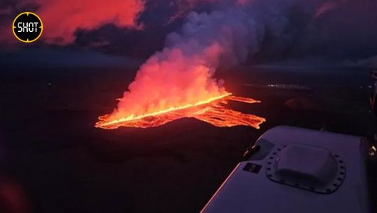 В Исландии началось мощное извержение вулкана, идет эвакуация жителей