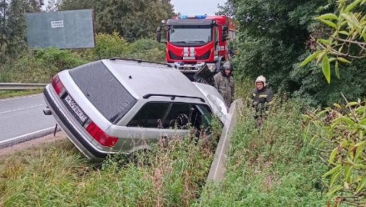 Влетел на скорости прямо в столб электропередач. Кадры и подробности с места ДТП под Зеленоградском