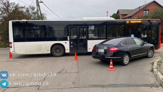 Влетел прямо в автобус: в Калининграде на Тульской случилось ДТП. Есть пострадавшие