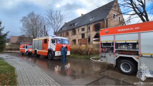 Пожарные из Калининграда рассказали подробности возгорания дома в Ленинградском районе 