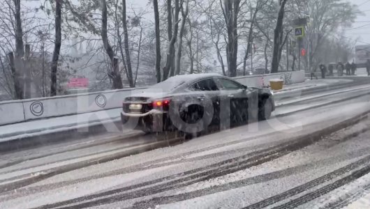 Гололед парализовал Калининград: горожане рассказали об утренних приключениях на обледенелых улицах