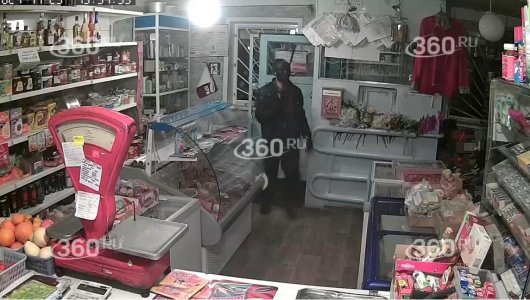 Вооруженное нападение на сельский магазин пошло не по-плану: неудачу засняла камера видеонаблюдения 