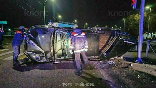 Ночной переворот на Балтийском шоссе: двое пострадавших, машина в отбойнике