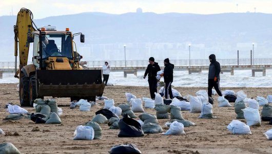 800 квадратных километров бедствия: масштабный разлив мазута в Черном море может получить федеральный статус ЧС