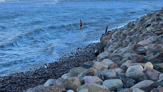 В Калининградкой области заметили экстремального купальщика во время шторма 