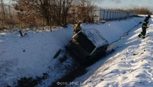 Шок в Гурьевском районе: микроавтобус сорвался с дороги в канаву, водитель спасён пожарными