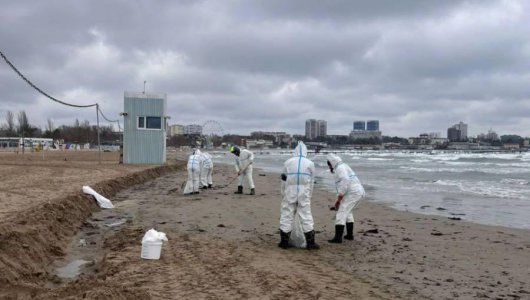 На Кубани вновь мазут на пляжах: последствия штормов и борьба с загрязнением