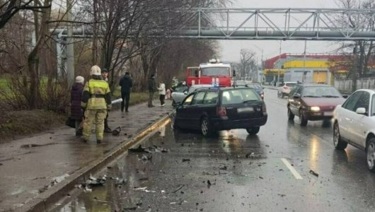 Дорожный инцидент в Калининграде: машина на тротуаре и двое пострадавших, включая ребёнка