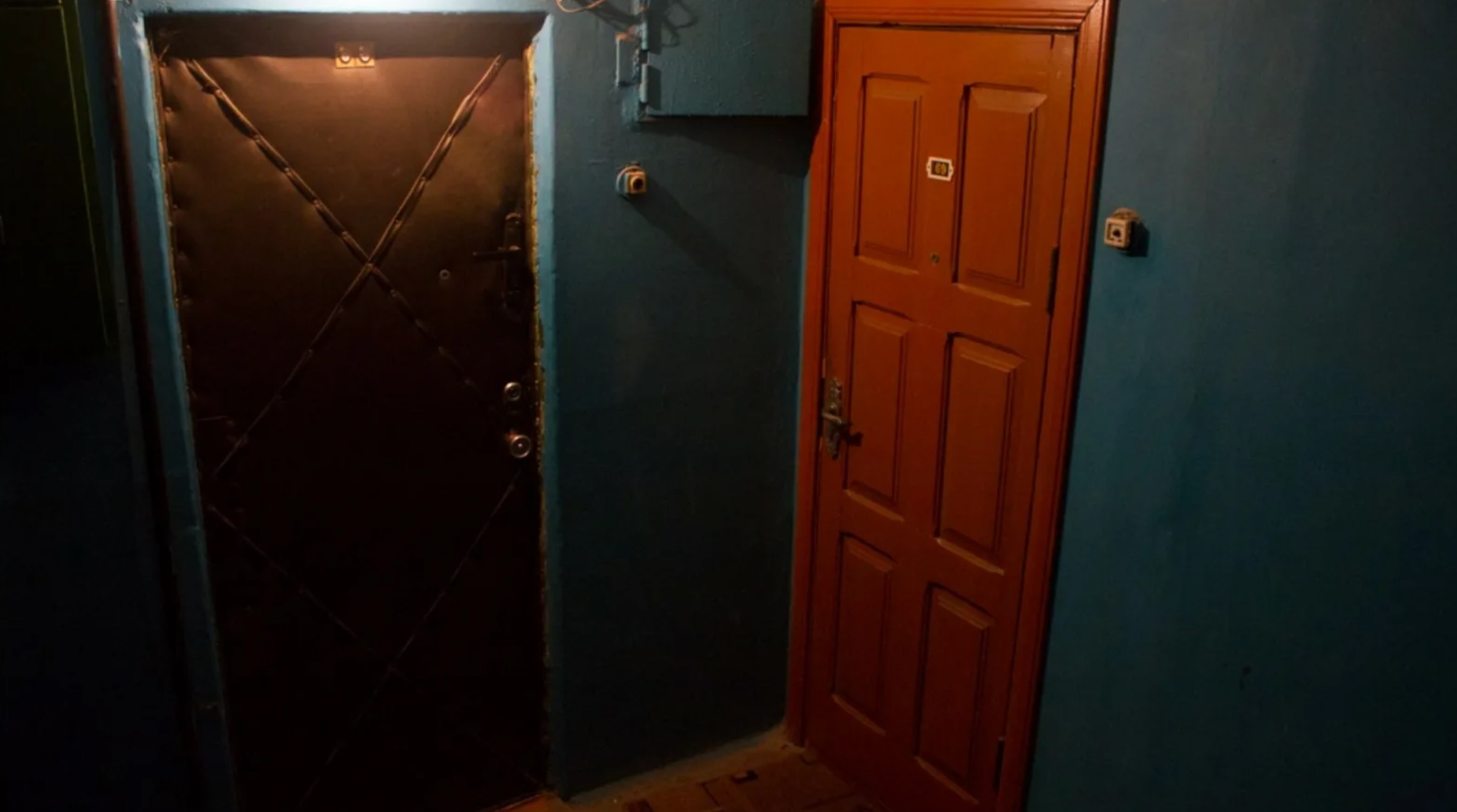 Подъезд с открытой дверью. Дверь в квартиру в подъезде. Входная дверь в квартиру в подъезде. Старая входная дверь. Советская металлическая дверь.