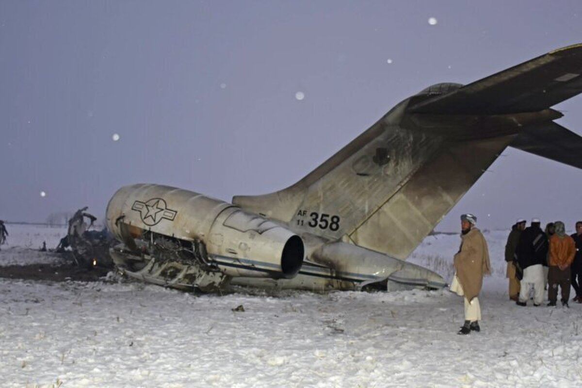 Разбился военный самолет. Самолет Афганистан катастрофа. Bombardier e-11a военный. Подбитый самолет ан12 в Афганистане.