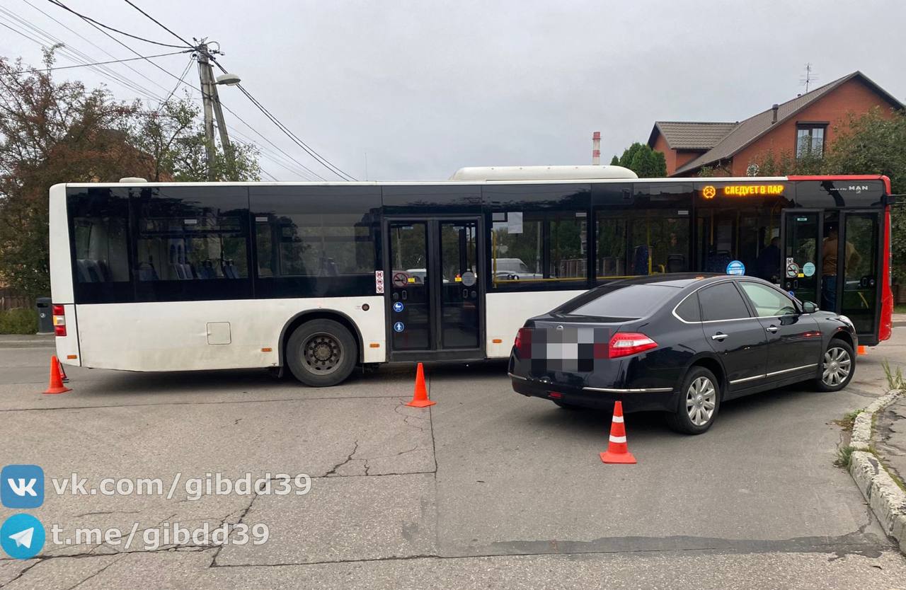 Влетел прямо в автобус: в Калининграде на Тульской случилось ДТП. Есть пострадавшие