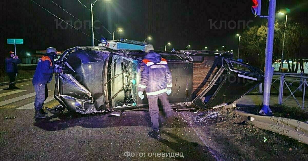 Ночной переворот на Балтийском шоссе: двое пострадавших, машина в отбойнике