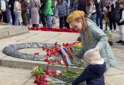 Приходят все — от мала до велика: что сейчас происходит у мемориала 1200 гвардейцам в Калининграде (ВИДЕО)