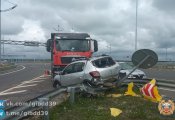 Не уступил дорогу: авария с Renault и грузовиком на окружной, пострадал подросток