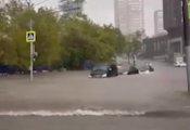 Столица уходит под воду: что сейчас творится в Москве из-за мощного дождя и града (ВИДЕО)