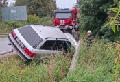 Влетел на скорости прямо в столб электропередач. Кадры и подробности с места ДТП под Зеленоградском