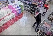 В продуктовом магазине Питера произошло ножевое нападение: первые кадры с места ЧП 