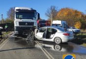 В пятницу вечером в Поваровке грузовик протаранил легковушку: пострадали люди, ведется проверка