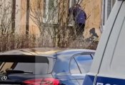 Дежурит скорая и полиция, пока спасатели в окно пробираются к умирающей женщине: что произошло на улице Чернышевского 