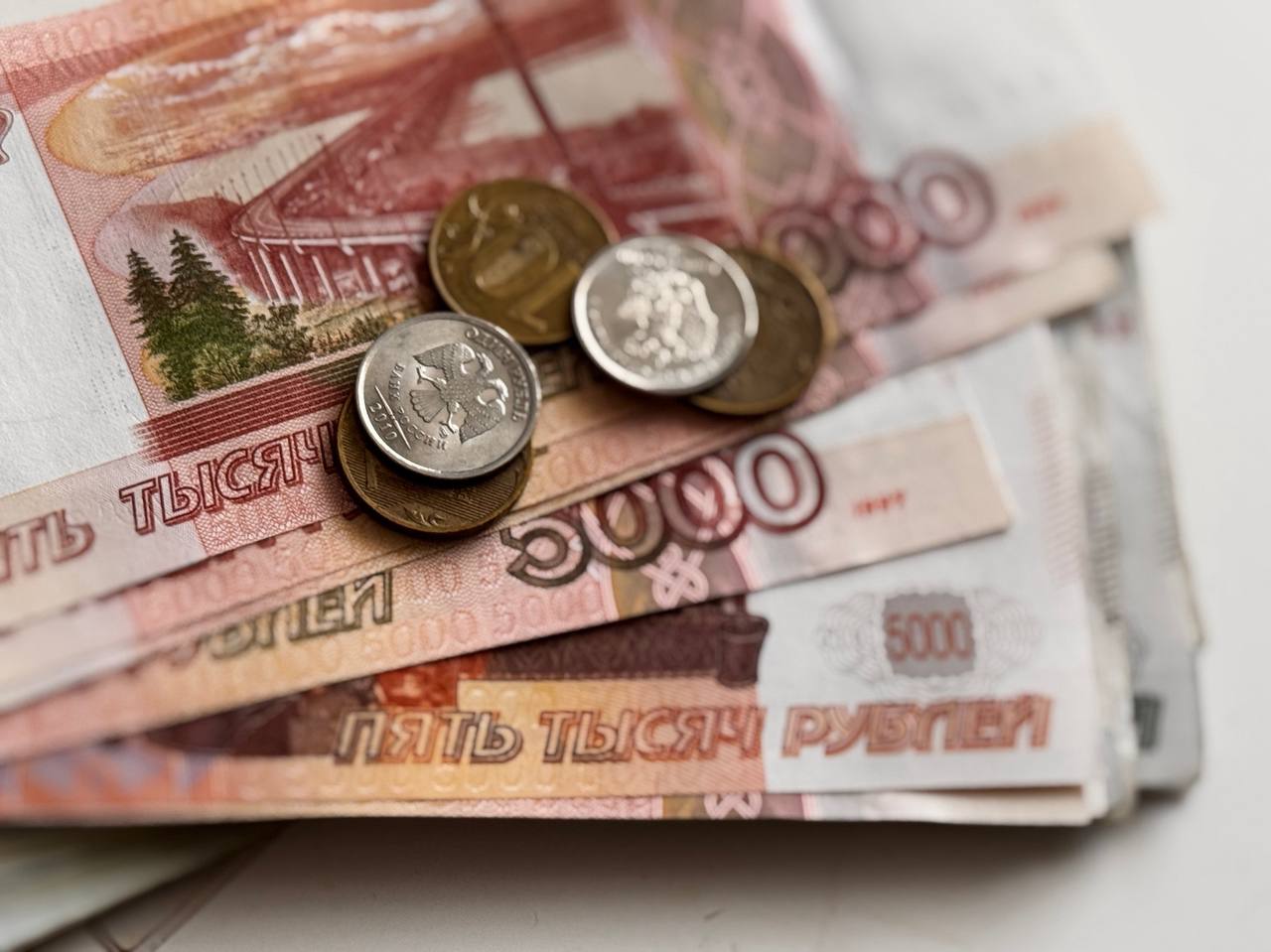 Выплаты семьям, деньги, льготы, кому выплатят 90 тысяч рублей, поддержка молодых семей, государство платит