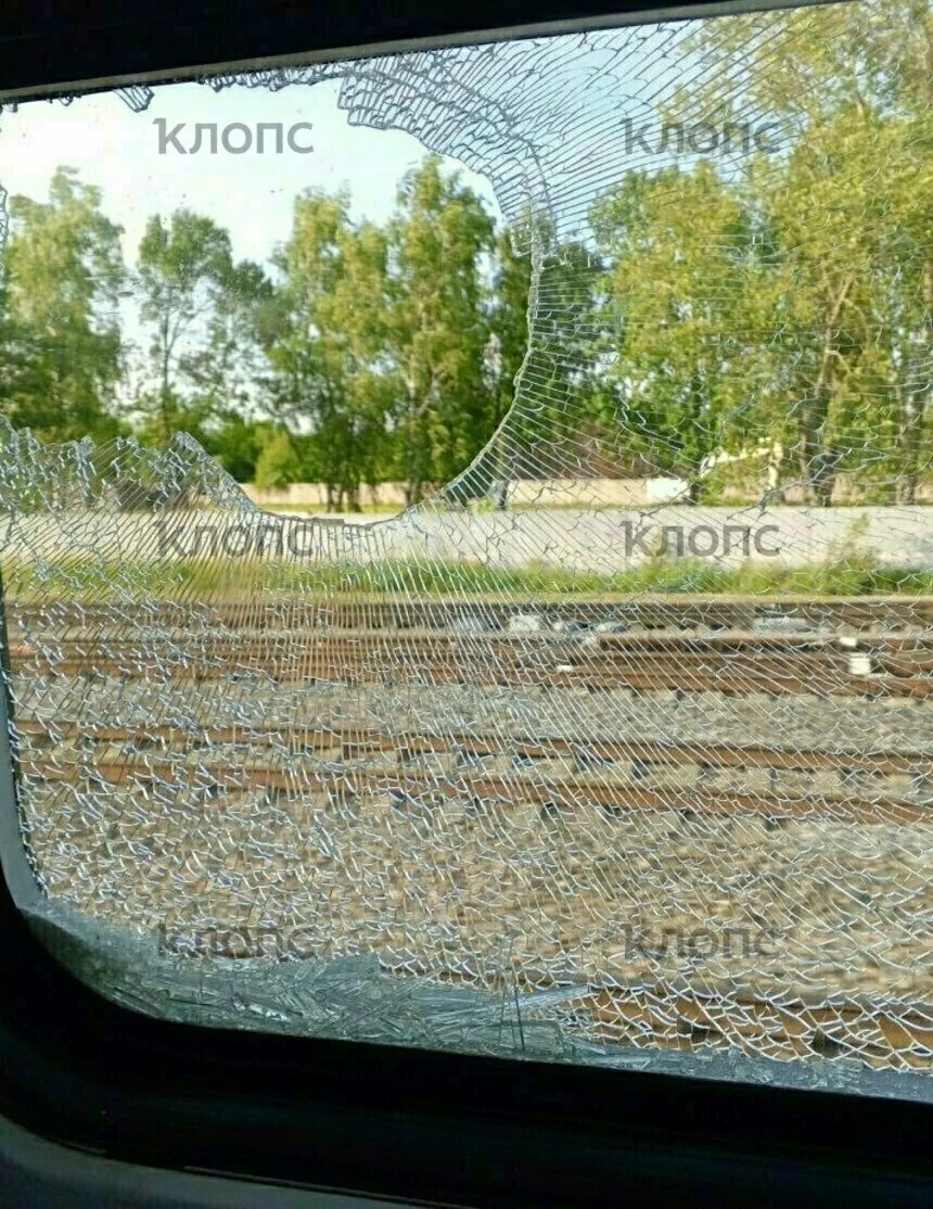 Из раза в раз: в Калининграде подростки вновь напали на поезд камнями