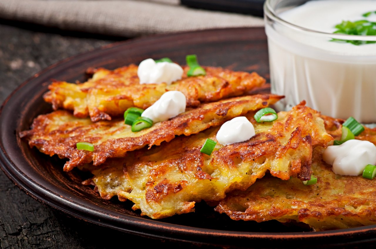 Рецепт луковых оладьев, быстрый обед, как приготовить оладьи, вкусные оладьи, оладьи с луком
