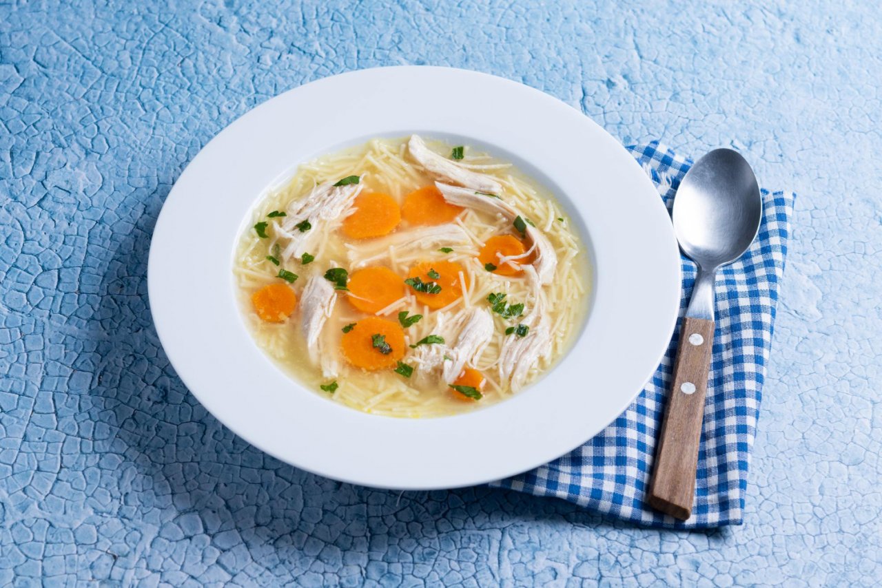 Готовим нежный суп с курочкой и лапшой, куриный суп рецепт, как приготовить суп с курицей, суп с лапшой, бабушкин суп