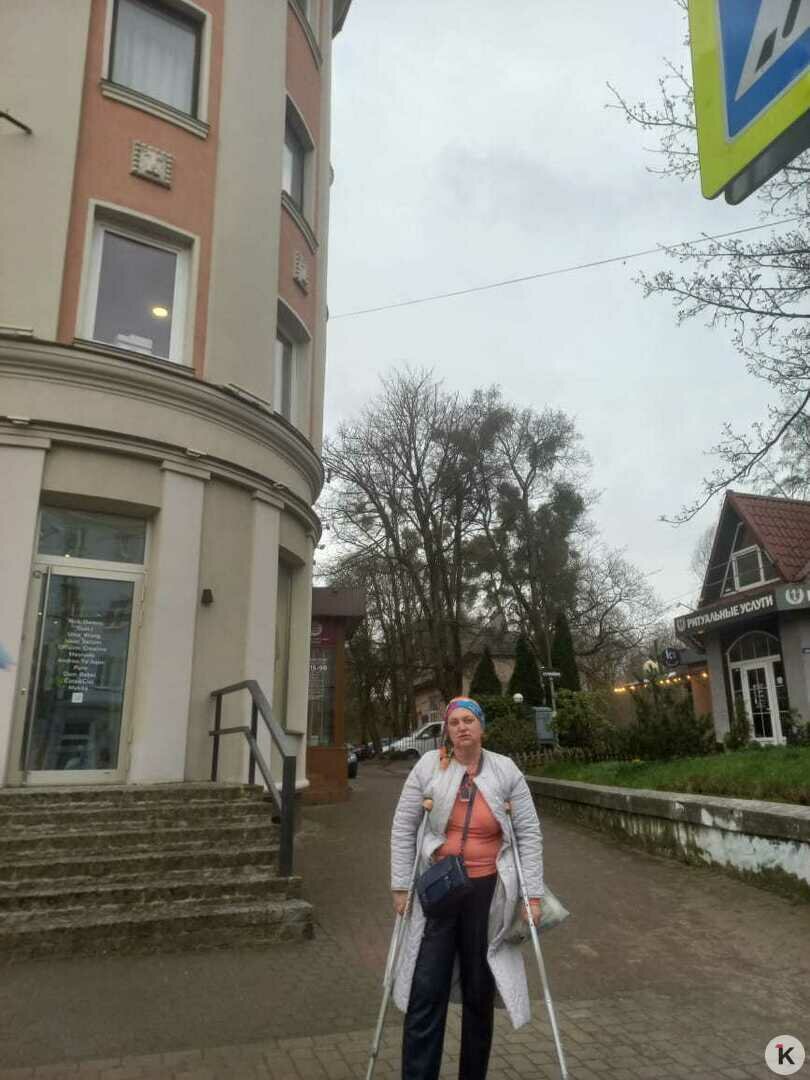 Ад наяву: калининградка боролась с парковкой у своих окон, подкармливая голубей — и попала в больницу