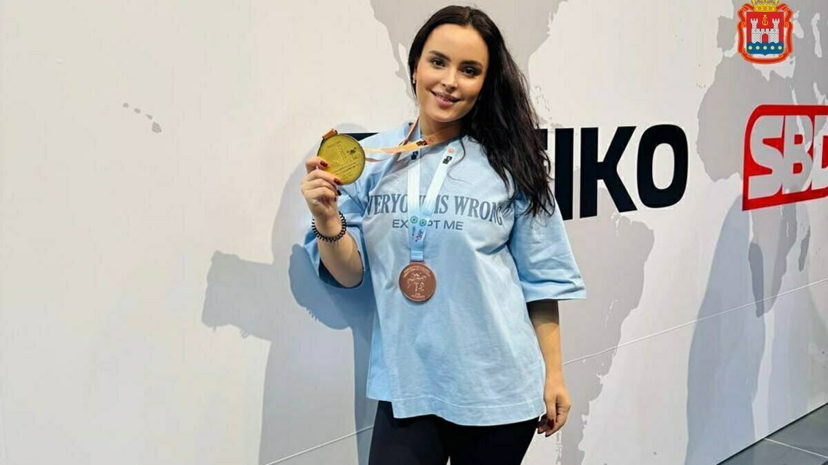 Золото в Гонконге: как калининградская спортсменка Арина Демидова завоевала первое место на азиатском чемпионате по пауэрлифтингу