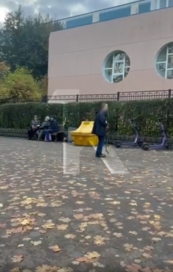 В центре Калининграда разыгралась драма: неадекватный мужчина пугает женщин с колясками
