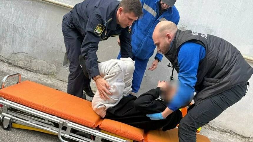 В Гурьевском районе мужчина упал со второго этажа и кричал о помощи прямо на улице, пока соседи боялись вмешаться
