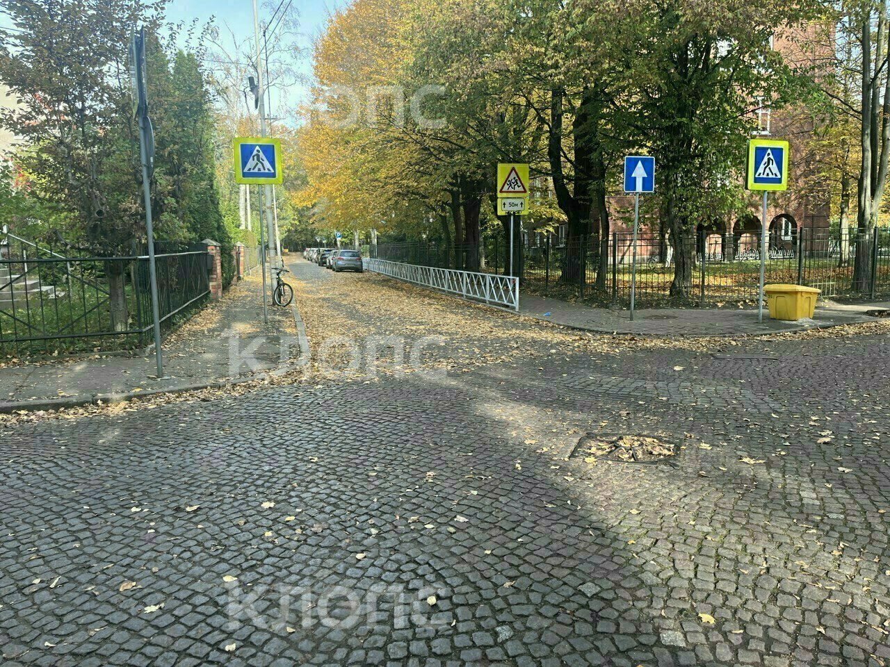 В Калининграде возле гимназии, где сбили ребенка на грузовике, установили ограждение 