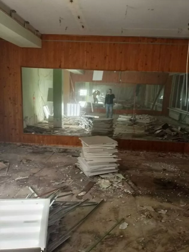 В Светлогорске при ремонте школы нашли заложенные проходы и зеркальные стены — губернатор показал находки