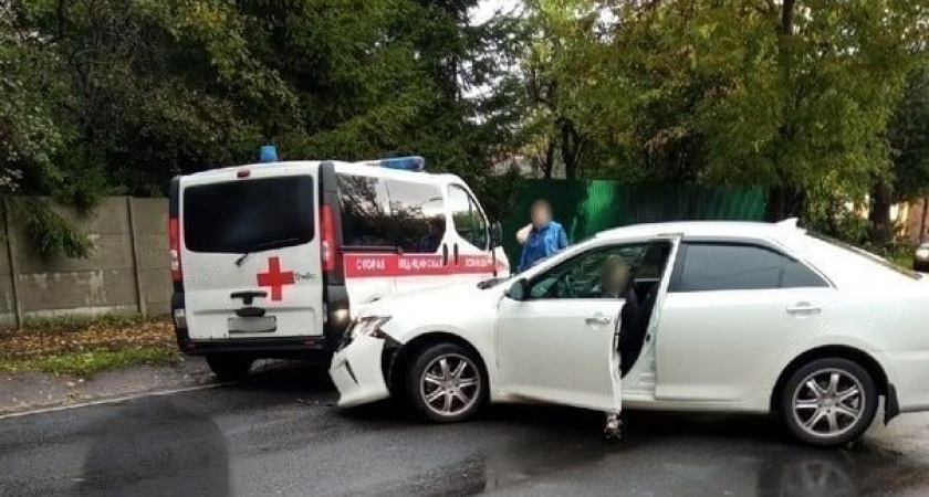 В Калининграде в ДТП попала бригада скоро помощи, которая везла пациента с белой горячкой 