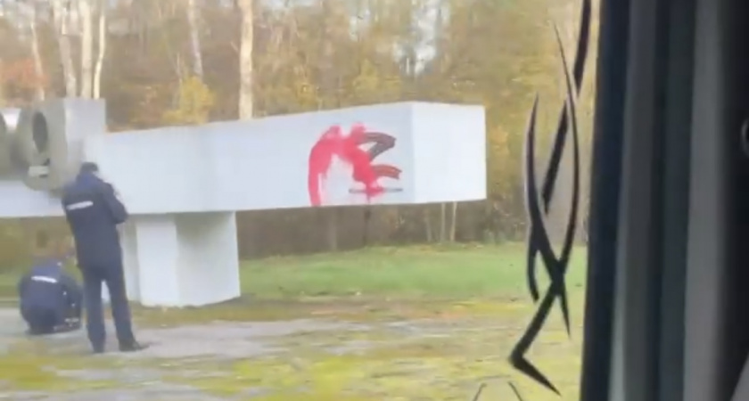 Вандализм продолжается: второй памятник пострадал от красной краски 