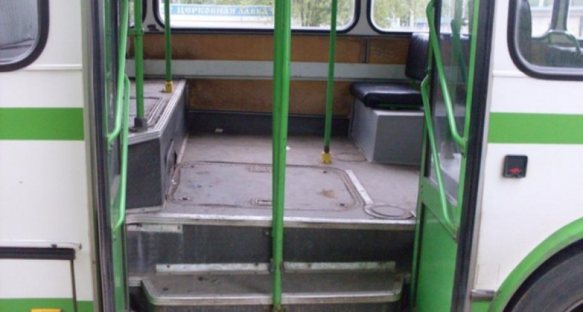 Семилетнюю девочку зажало дверьми автобуса в Калининграде 