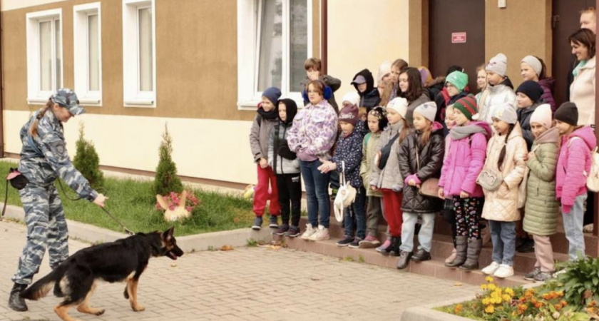 В Калининграде член Общественного совета организовал для школьников экскурсию в центр кинологической службы