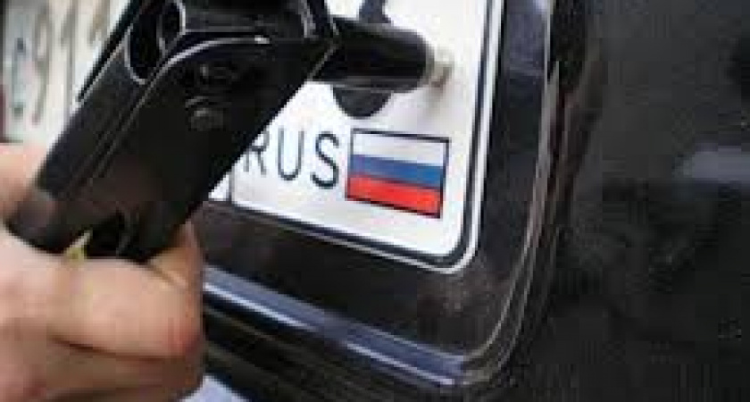 В Черняховске неизвестные скручивают автомобильные номера