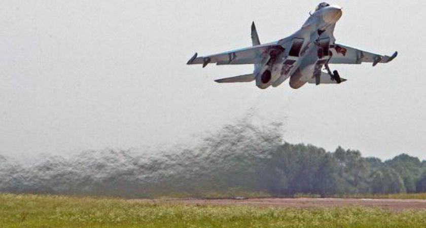 Экипажи военных истребителей кружили в небе над Калининградской областью