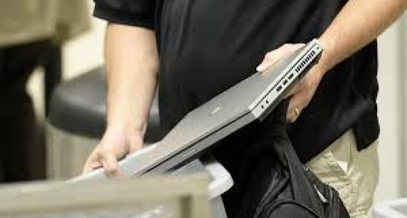 Босоногий калининградец среди белого дня совершил кражу ноутбуков