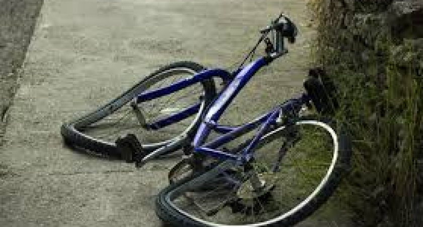 В Калининграде велосипедист врезался во внезапно открывшуюся дверь автомобиля и получил травмы