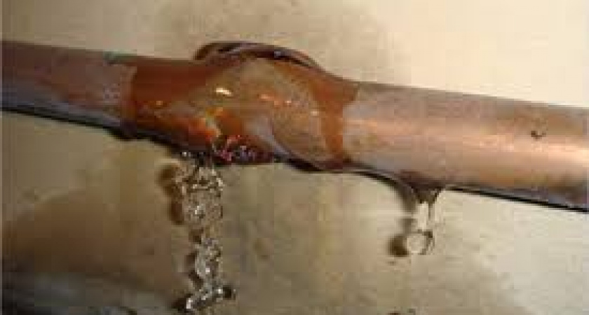 Под Второй эстакадой прорвало трубу 