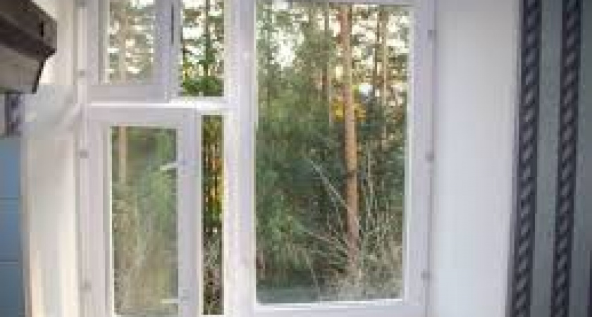 Мужчина выпал из окна и приземлился на соседский автомобиль 