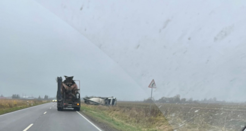 Под Полесском перевернулась бетономешалка, водитель погиб