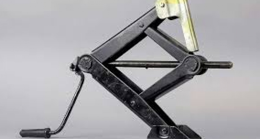 В Багратионовске водителя придавил автомобиль, ремонт которого он делал