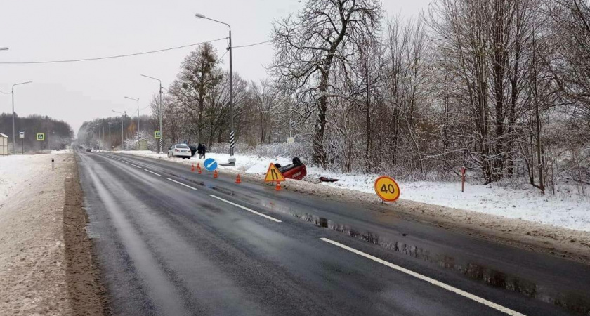 В Полесском районе машина улетела в кювет, два пассажира пострадали 