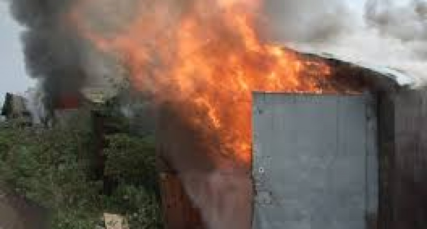 В Гурьевском районе загорелся жилой дом с гаражом