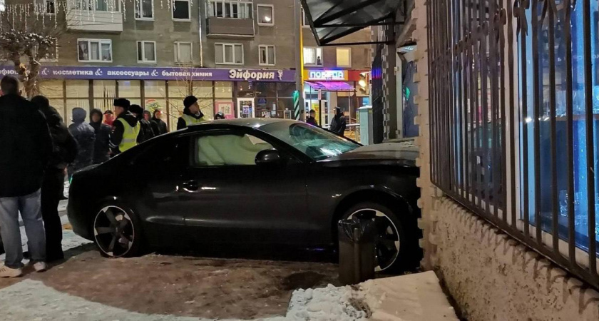 В Советске машина врезалась в главный вход «Лавки Бахуса»
