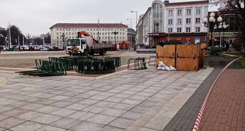 В центре Калининграда началась установка новогодней ёлки